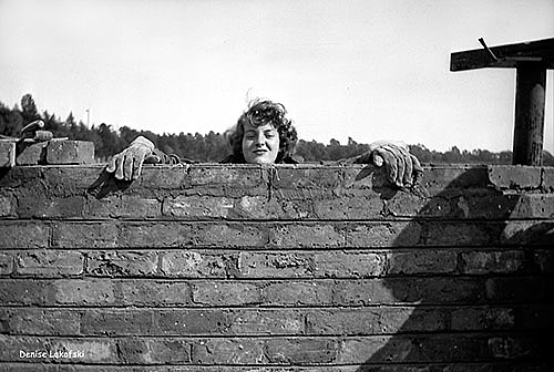 Denise Scott Brown hilft beim Bau einer Tennishalle an der Universität Witwatersrand 1950 / Foto: Clive Hicks
