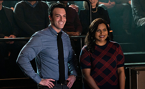 Tom Campbell (Reid Scott) und Molly Patel (Mindy Kaling) aus dem Autorenteam beobachten die Aufnahmen von "Tonight with Katherine Newbury". Foto: 2019 eOne Germany