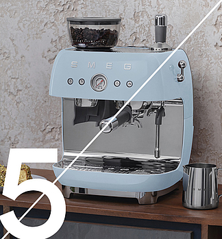 Authentisches Barista-Erlebnis für zu Hause: Smeg Espressomaschine mit Mahlwerk im typischen 50’s Style